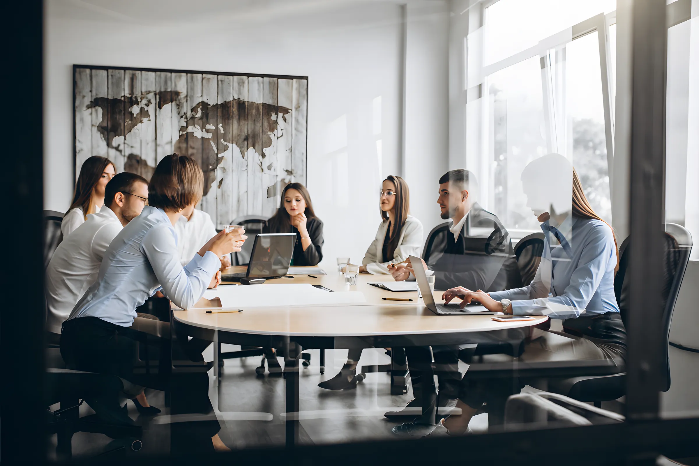 Equipe reunida em uma empresa