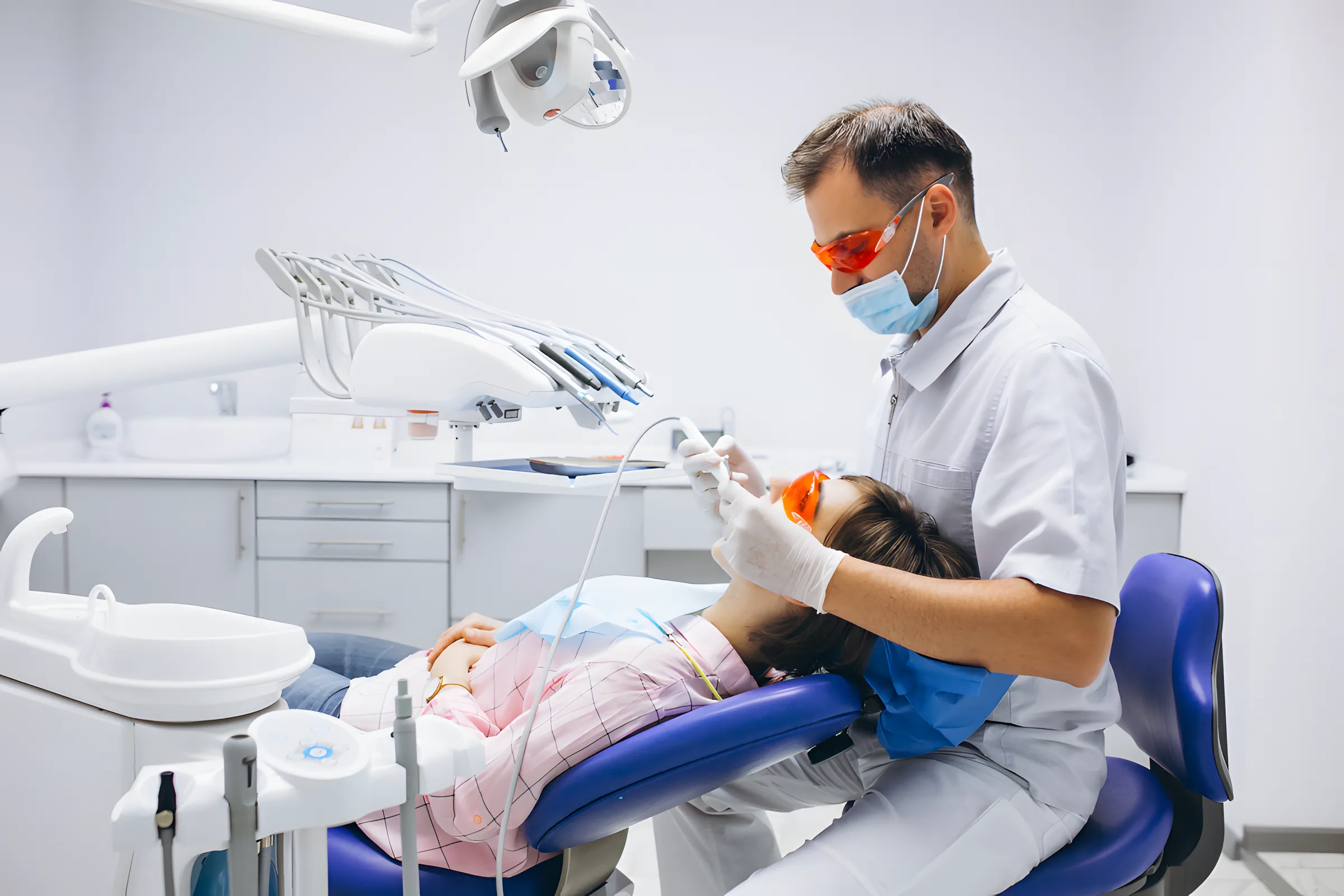 Pessoa sorrindo em consultório odontológico